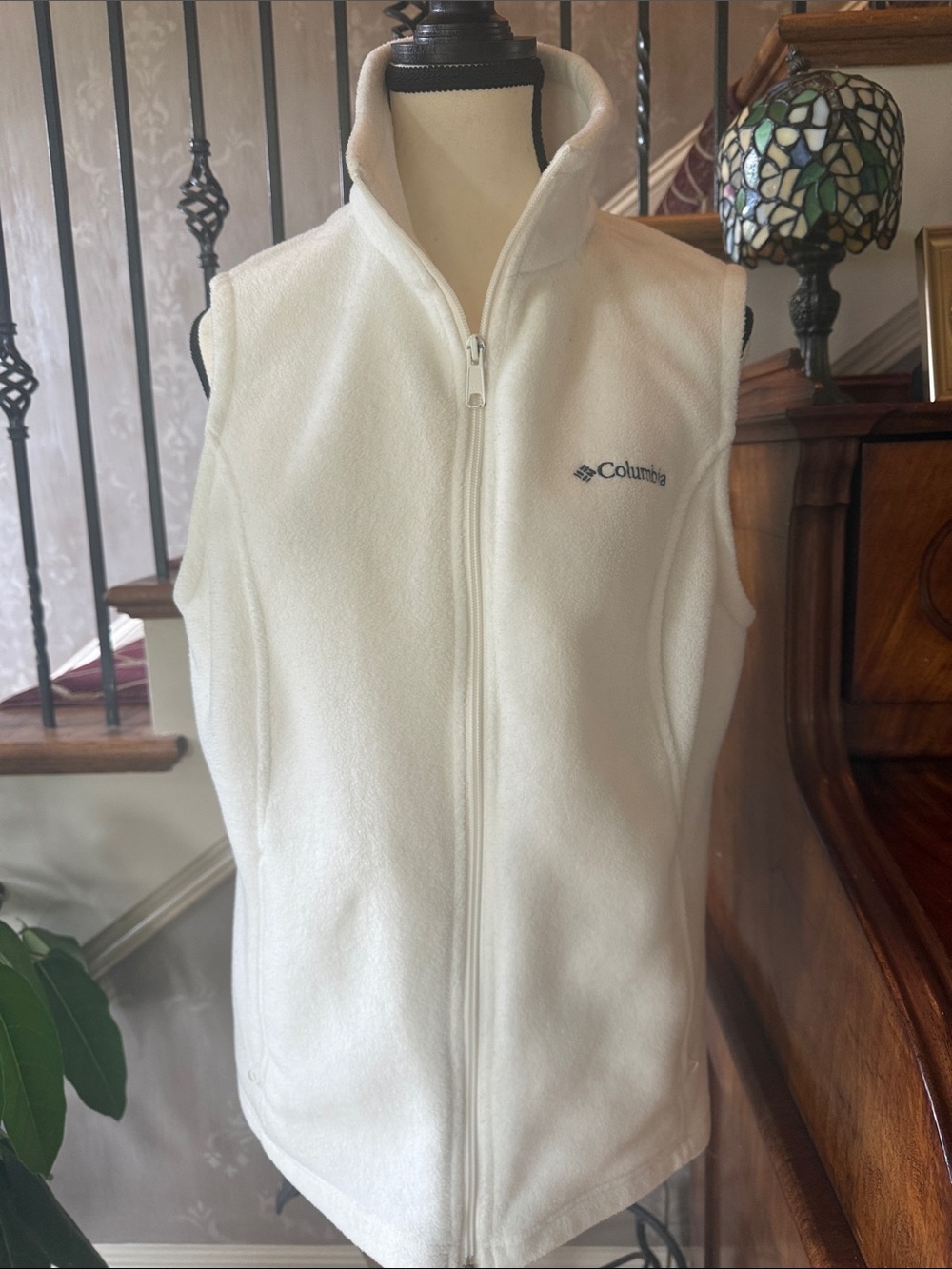 COLUMBIA ladies white sleeveless zip up vest excellent condition size large